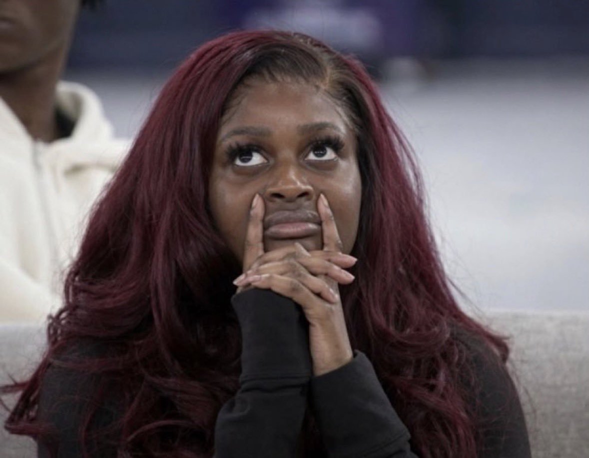 C_daniels08's tweet photo. I think we can all agree that this girl has the most annoying fanbase, always dragging Barry but in reality she's always been on the receiving end of their friendship whereas this girl dead ass doesn't do anything for Barry. Always want Barry to themselves, Temu indeed.
#BBNaija https://t.co/txYqYO46WL