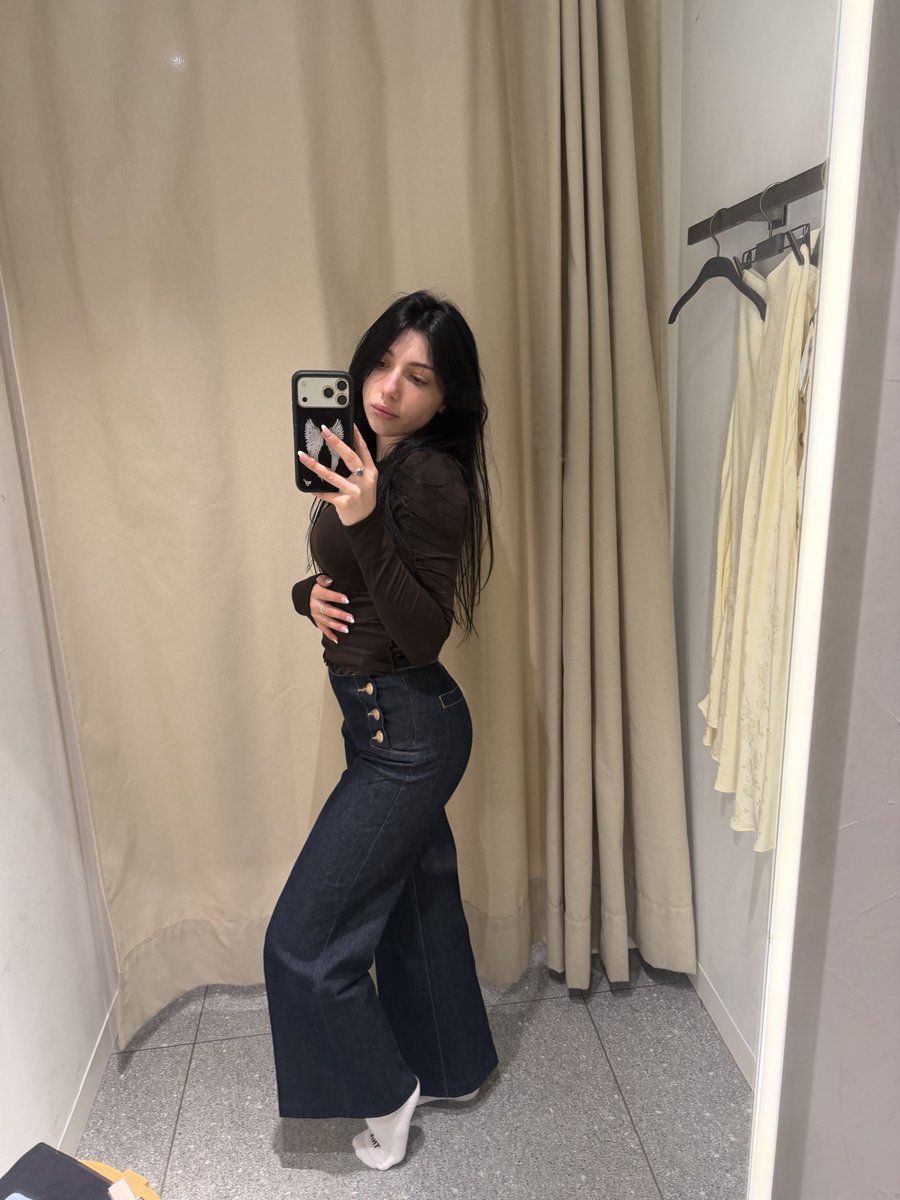madelinceline's tweet photo. dressing room https://t.co/DTnfU99Ri9