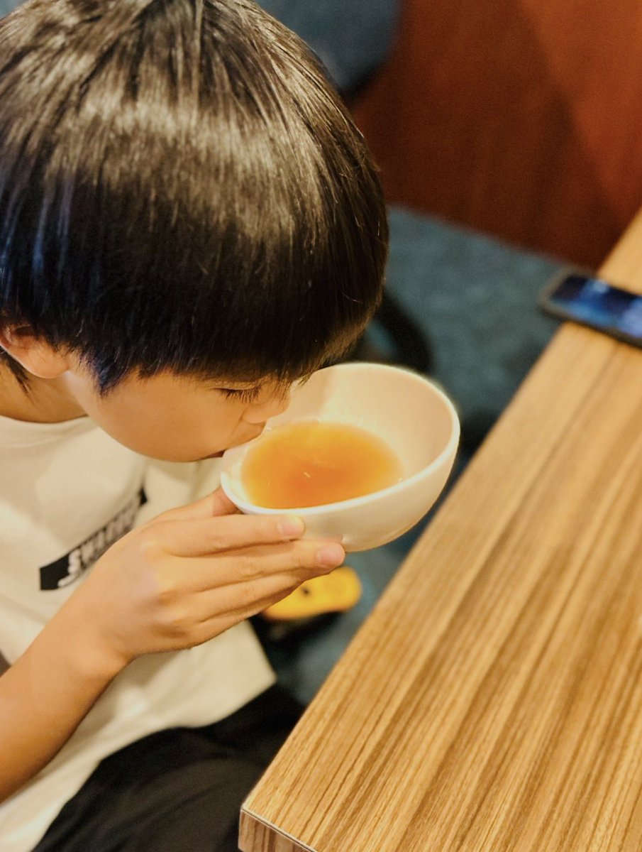 TRENTE2022's tweet photo. 後に端材(イサキのアラとニンニクの切れ端、マッシュルームの切れ端、トマト)と水と塩とオリーブだけで作ったスープを披露し、グルタミン酸とイノシン酸のレクチャーをしました。簡単に美味しくなり、びっくりした様です。 https://t.co/nnq6m3yy7e