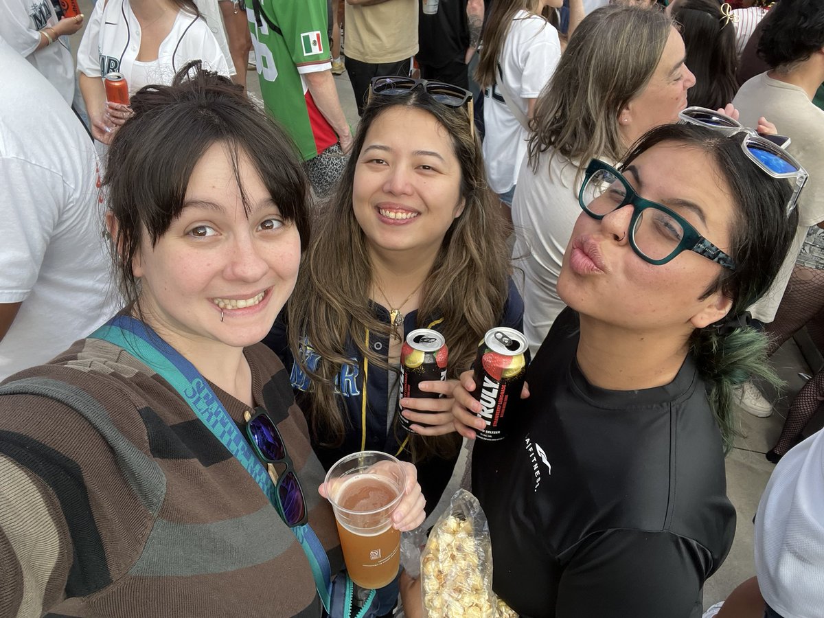 rach_wanderer's tweet photo. My 7th M’s game of the season so far & we won on #fourthwingnight 🥳
4-1 M’s #tridentsup https://t.co/dJXoGUeg1J