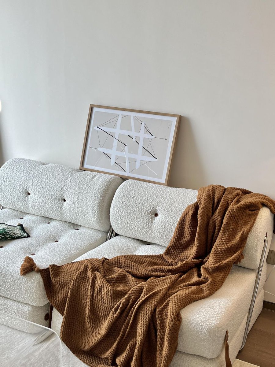CornellLar46648's tweet photo. Cozy Saturday evening = warm blanket, hot cocoa, and a good book on the couch. Perfect little pick-me-up after a busy week!， https://t.co/oguv9KgdKy