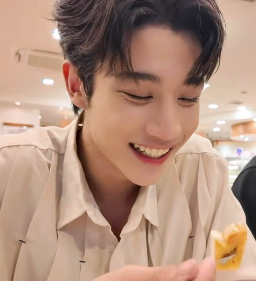 fluffywithbibii's tweet photo. กินข้าว                                           กินหนม https://t.co/FATLzRRsix