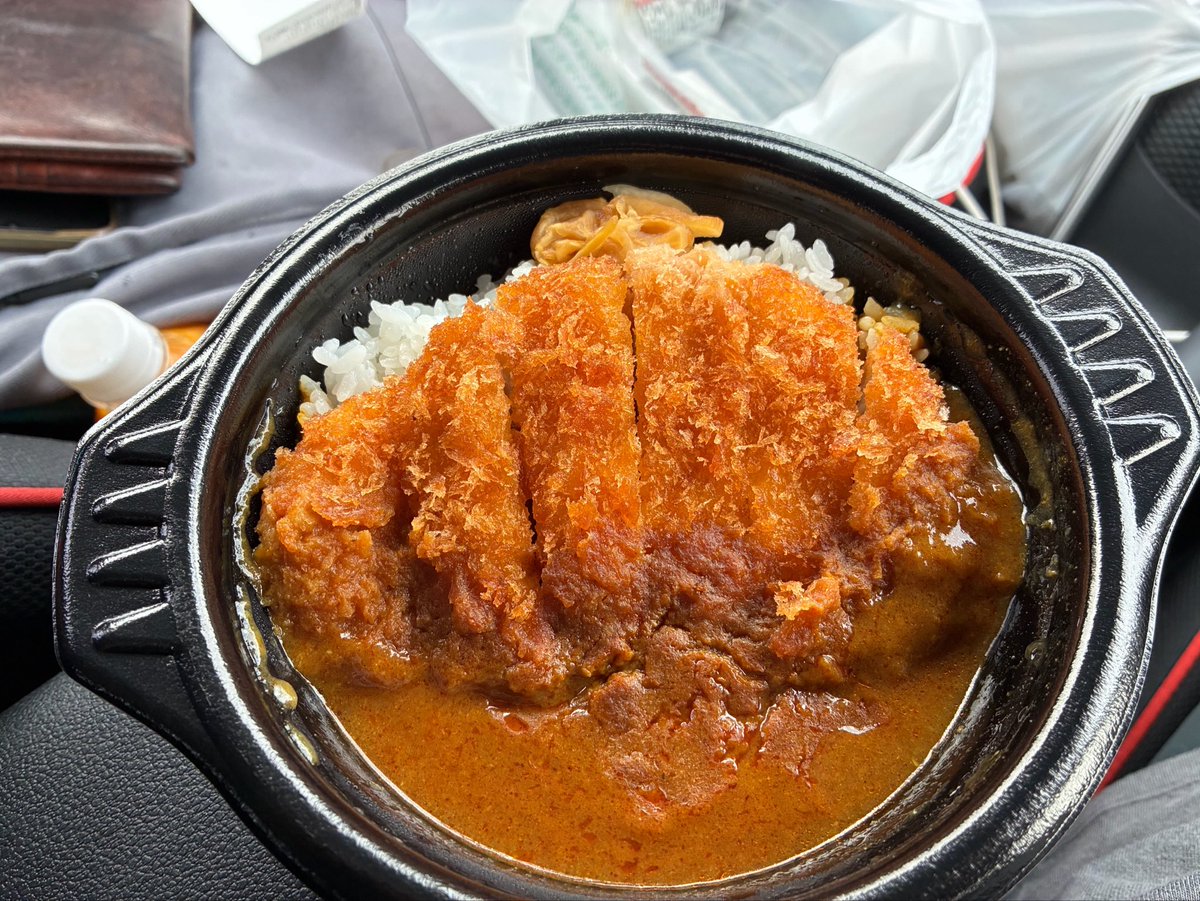 _hurusanjan_'s tweet photo. このコンビニのカレー弁当美味すぎるんだけど。
サービスエリアより美味しいんだけど https://t.co/HVfc3CRMvE