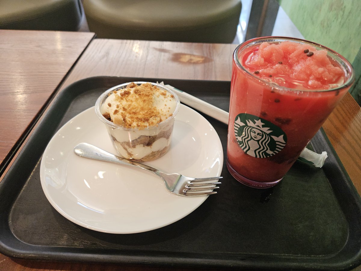skre1024's tweet photo. 피곤하다 달달한거 먹고 집가야징 https://t.co/VAWX8xvn2y