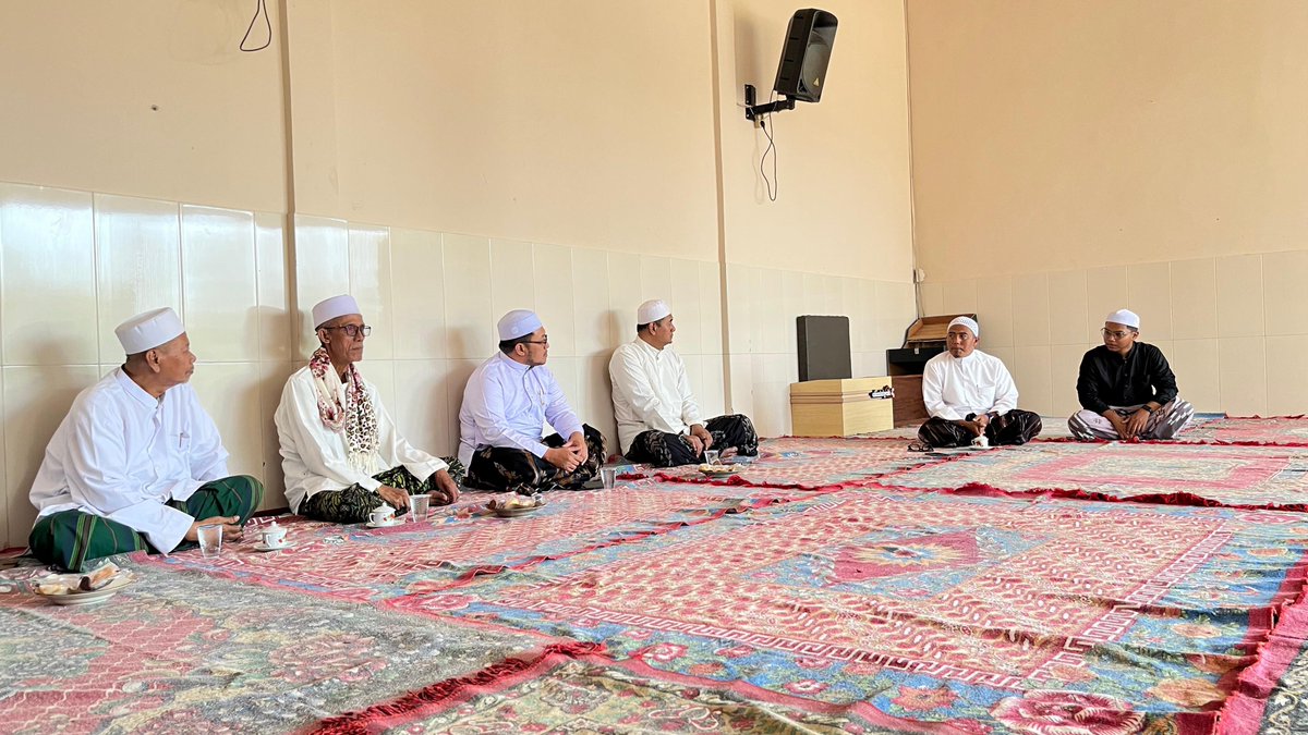 mk_haramain's tweet photo. #majeliskhirrijilharamain 
KOORDINATOR PUSAT |
TAKZIYAH KOORDINATOR PUSAT,KOORDINATOR DAERAH BANGKALAN, &amp; THULLAB DAKHILY ATAS WAFATNYA KH. IMAM MAKHSUS  RIDLWAN DI KEDIAMANNNYA PP. AL AZIZIYAH 3 SEBANEH BANCARAN BANGKALAN https://t.co/XW53pkKvlP