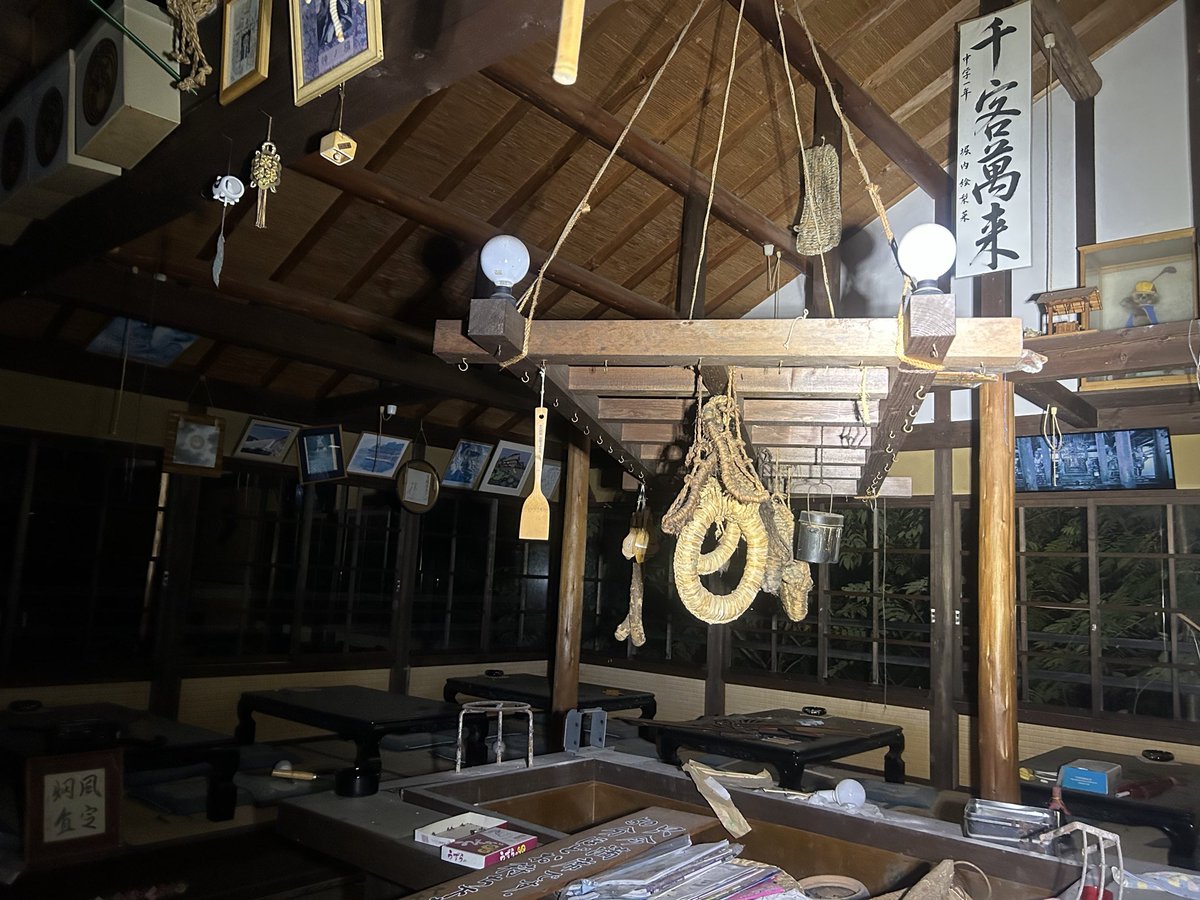 RunRunRuins's tweet photo. ある廃墟へ向かう道中、
たまたま見つけた茶屋の廃墟🏚️
土産物や飾り等の残留物が
多く残っていて建物内も綺麗だっだ✨ https://t.co/hxWH7FwagZ