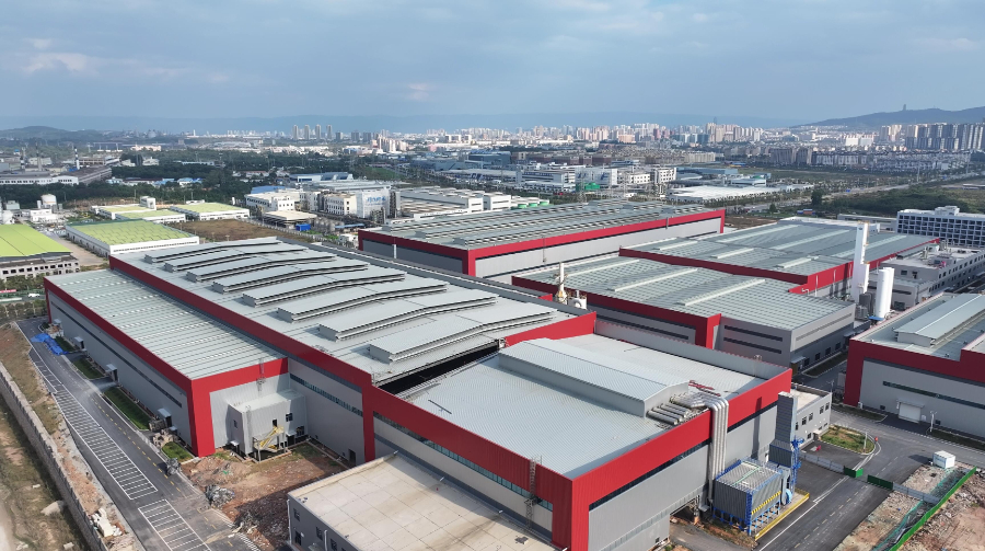 PDChinese's tweet photo. 【工信部：“十五五”時期中國將培育建設500家零碳工廠】8月26日，工業和信息化部相關負責人表示，“十五五”時期，中國將實現碳達峰目標，並將培育建設500家零碳工廠，打造一批可複製、���推廣的建設模式。“十四五”時期，中國綠色工廠達到8336家，產值占規模以上製造業總產值比重從9%提高至22%。 https://t.co/dpmb5c6jK5