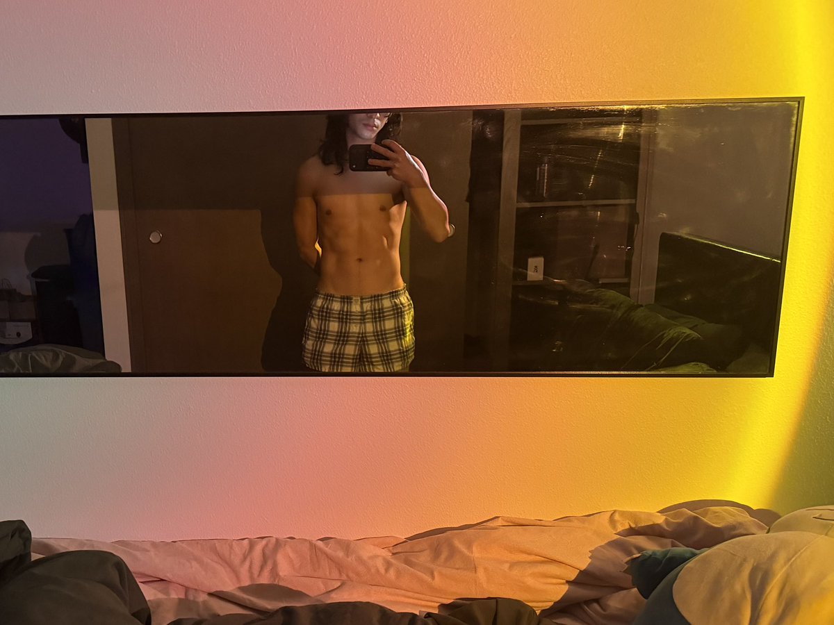 mskedguzman's tweet photo. mirror near bed = FREAK 😈 https://t.co/eHQlFZFZUd