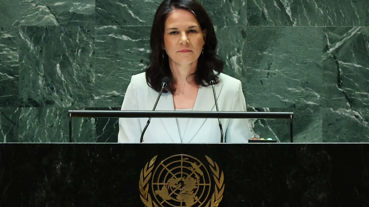 Perowinger94's tweet photo. Was die misogyne Hetze von Rechten gegenüber der Nominierung von Annalena Baerbock als Professorin an der Columbia Universität mal wieder zeigt:

Du kannst Parteichefin, Kanzlerkandidatin, Außenministerin eines G7 Landes und UNO-Präsidentin gewesen sein und dennoch sind sich Männer, à la Kubicki und Reichelt, nicht zu blöde, dir mit patriachalem Selbstbewusstein, deine Qualifikation abzusprechen.

Es ist leider noch ein weiter Weg zu gehen😢
