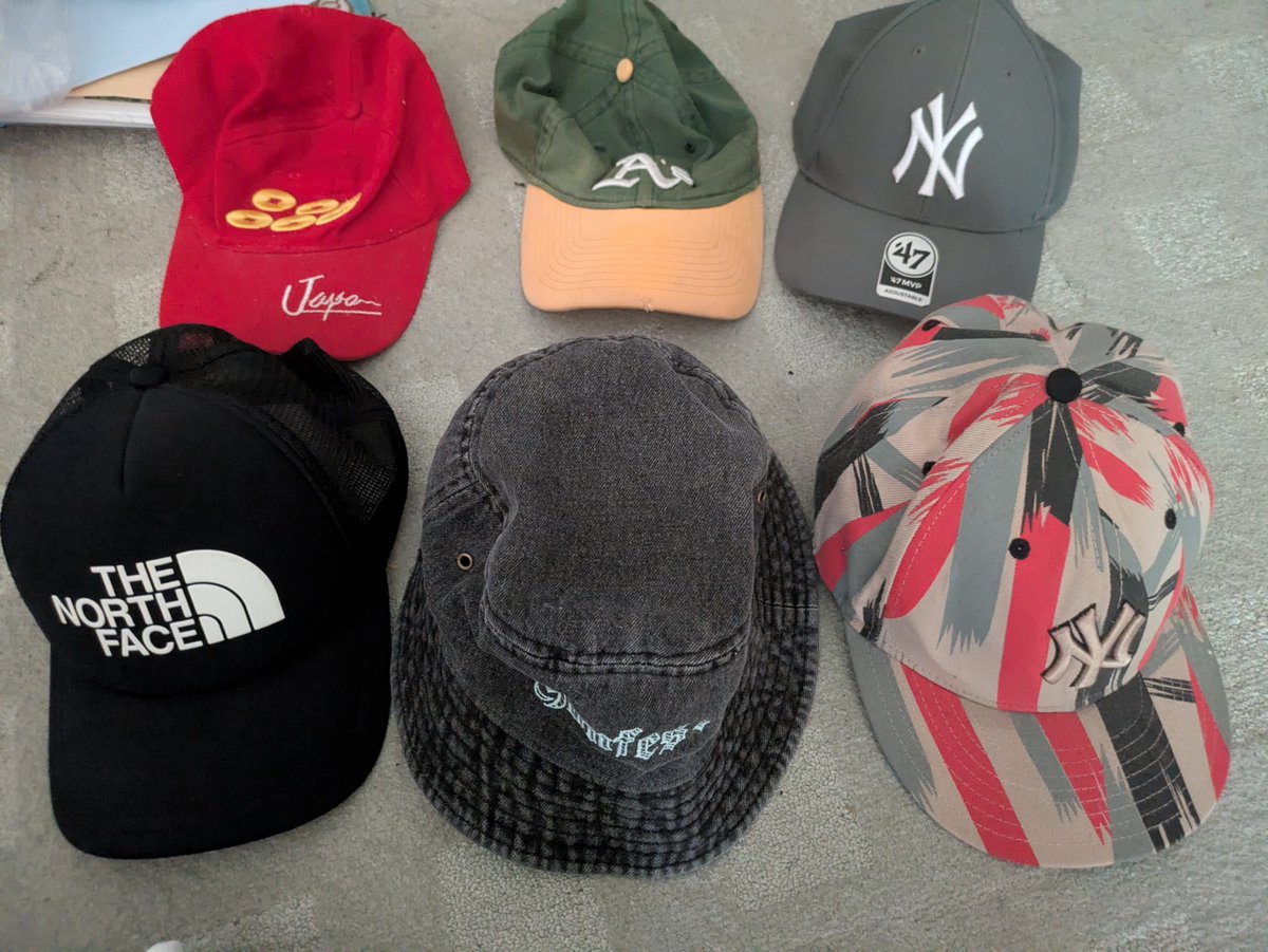 yyss1139's tweet photo. 帽子コレクション増えた https://t.co/RF74SLiWOp