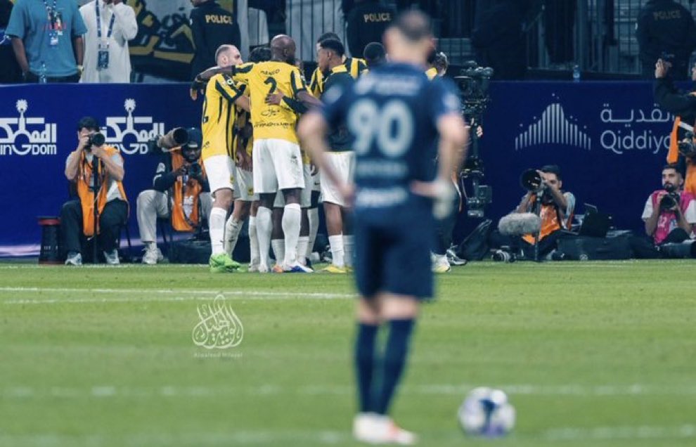 Alchaeb_itti's tweet photo. انا مبسوط جداً بالي صاير لبنزيما ترك الاتحاد وراح الهلال
والحين يبون يصرفونه على اي نادي
ياخي للان مستغرب كيف الصندوق مؤل صفقة بنزيما للهلال https://t.co/BKRZANkLxb