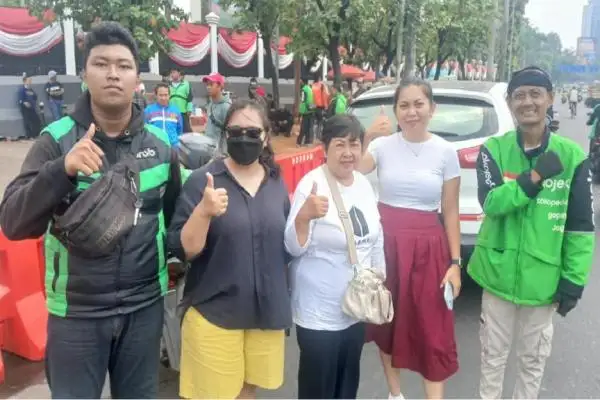 LambeSahamjja's tweet photo. bantuan logistik buat aksi massa pati di depan dpr:
- perempuan pekerja patungan lewat grup wa 
- buat beli air makan sama obat
- bantuan diserahin ke pos ampb depan gedung dpr
- mereka ga bisa ikut turun ke jalan 
- jadi bantu lewat donasi aja
- bantuan dari warga lain juga terus ngalir kayak makanan buah sampe obat
