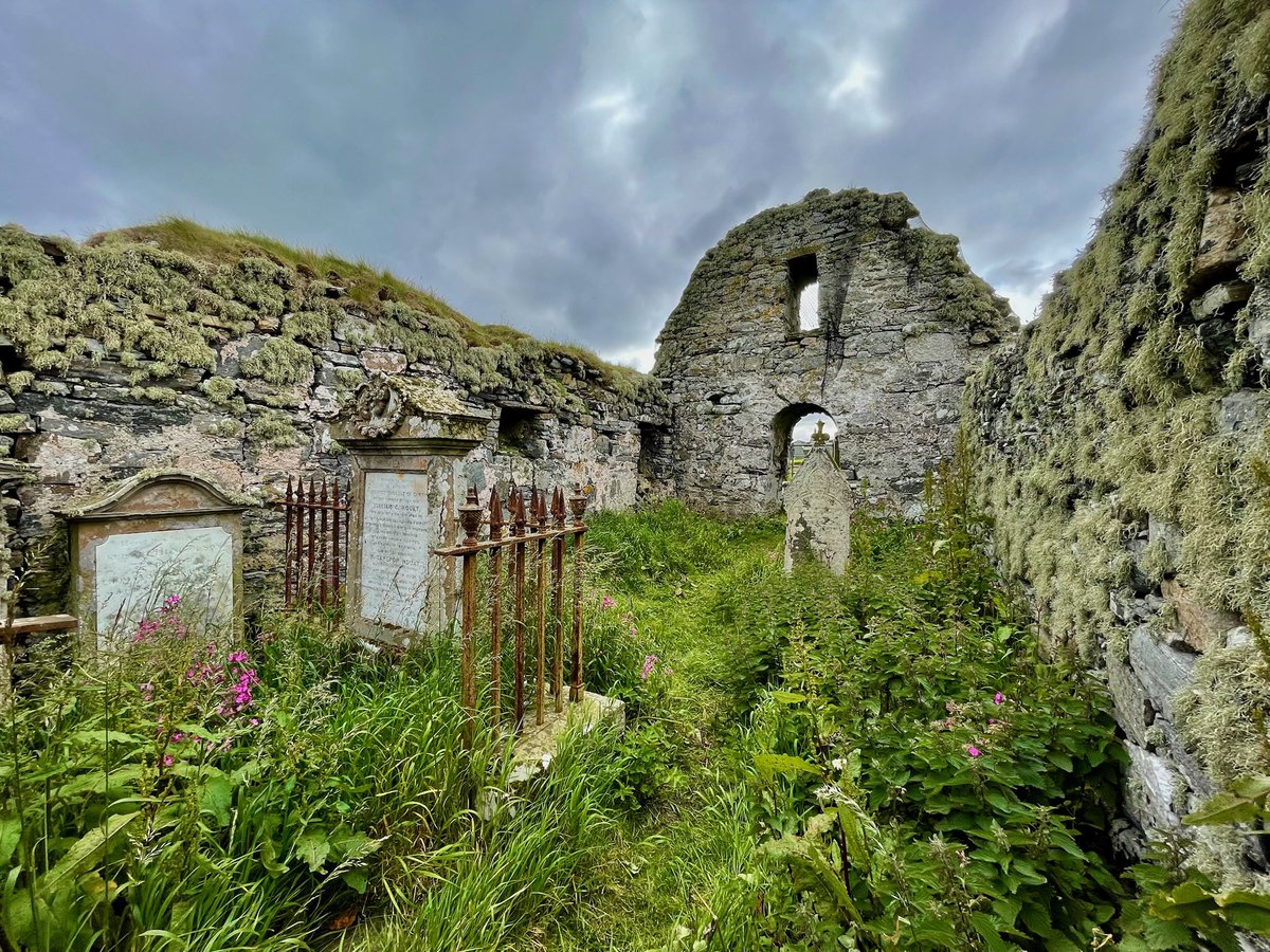 KPW1453's tweet photo. The remains of St. Olaf’s Kirk - a 12th century Norse Church located at Lunda Wick on Unst in Shetland. 📸 My own. #WallsOnWednesday #Unst #Shetland https://t.co/mxhEihqKxs
