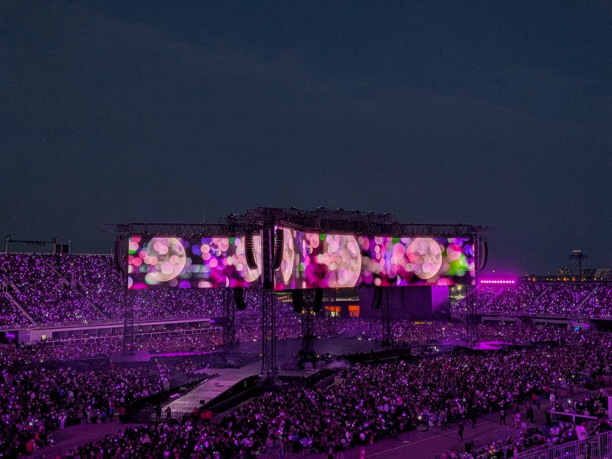 lechatnoire8's tweet photo. BTS Arirang world tour in Toronto https://t.co/qAAWoFOqke
