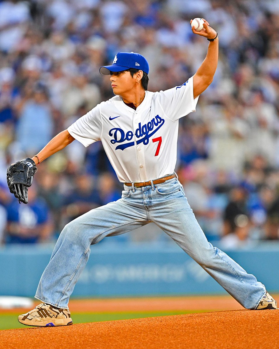 gmanews's tweet photo. HAPPY 1 YEAR OF PITCHER V ⚾️💜

MLB shared on Instagram photos of BTS member V from last year's strike for the Dodgers' ceremonial first pitch.

COURTESY: MLB/Instagram

Visit https://t.co/ERIJdxakne for more updates. https://t.co/JBkUPaIzac