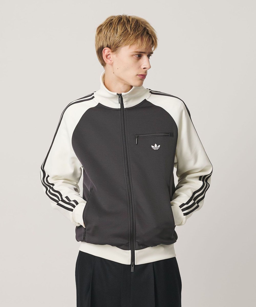 BEAUTYandYOUTH's tweet photo. トラックジャケットが気になるけど、着こなしが難しそう。

そんな方にはBEAUTY&amp;YOUTH別注＜adidas Originals＞のジャケットを。
程よく高さのある襟やクラシックな2トーンカラーが、スポーティな印象を程よく和らげてくれます。

普段の着こなしに羽織れば仕上がる1着◎
【ビューティーアンドユース】