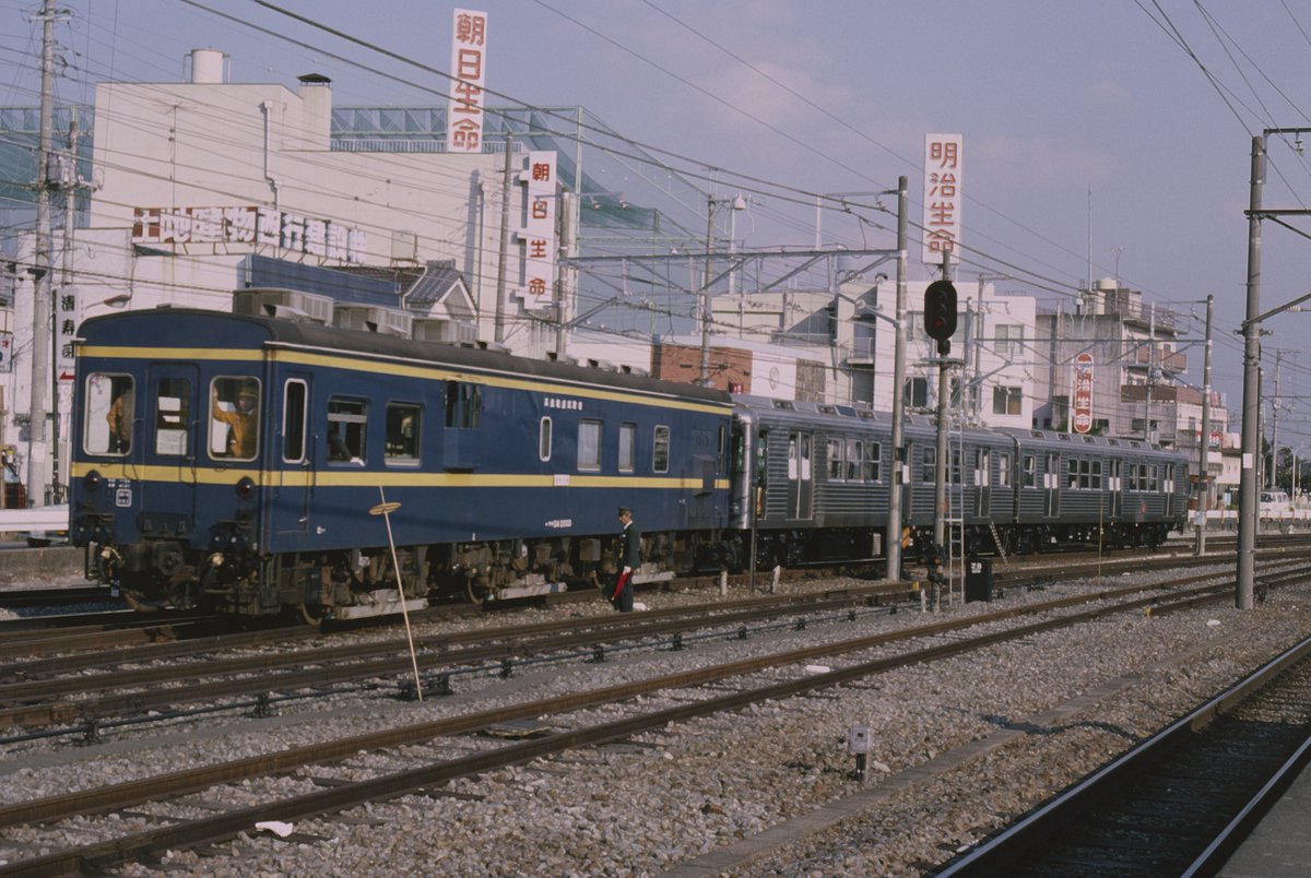 fwhk5501's tweet photo. 東急初の「マヤ検」（1/2）

1985年12月、国鉄からマヤ34を借り入れ、東急線内で初の軌道検測を実施。

12月12日、マヤ34 2003（尾久客車区）は甲種輸送で長津田に到着。
東急6000系 デハ6005+デハ6006に牽引され、長津田検車区へ入区。

1985年12月12日　長津田 https://t.co/1QyzDsYQ4Q