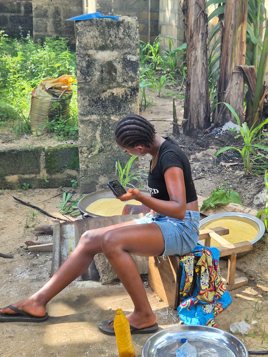 BIGVHEJOE's tweet photo. A very popular celebrity, Tris Johnson, has been spotted frying garri behind her newly completed mansion. https://t.co/2nF8rxHini