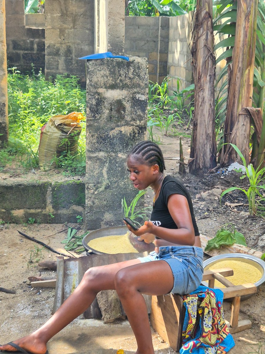 BIGVHEJOE's tweet photo. A very popular celebrity, Tris Johnson, has been spotted frying garri behind her newly completed mansion. https://t.co/2nF8rxHini