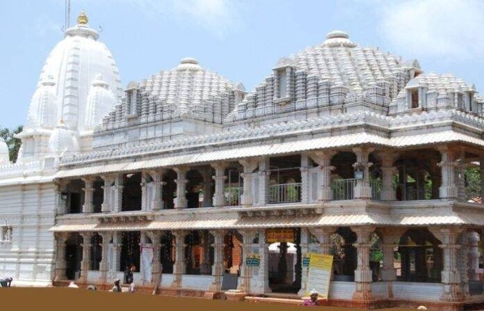 MarathiPremi's tweet photo. सिंधुदुर्गातील "आंगणेवाडी जत्रा" प्रसिद्ध आहे. 
या आंगणेवाडी गावात "भराडी देवी"चं भलं मोठं पॉश मंदिर आहे. पांढरा मार्बल वापरल्यामुळे ते आता जैन मंदिरासारखं दिसू लागलंय. 

हे देऊळ आंगणे कुटुंबीयांचं खाजगी मंदिर असल्याची पाटीसुद्धा देवळाबाहेर लावण्यात आली आहे.

या देवळाचा कळस सोन्याचा आहे. इतका पैसा लोकांनी दान केलाय. पण या गावात पाचवीच्या पुढे शाळा नाही. पुढील शिक्षणासाठी गावातील मुलांना गावाबाहेर जावं लागतं. 

देवळापासून १०० मीटरच्या अंतरावर पाचवी पर्यंतच  झेडपीची शाळा आहे. या व्यतिरिक्त दुसरी काही शिक्षणाची सोय नाही. 

जत्रेला खूप गर्दी होते (८-१० लाख भाविक येतात) म्हणून मालवण नगर परिषदेने शाळेच्या बाजूला मोठी कायमस्वरूपी मुतारी बांधली आहे. ही मुतारी शाळेपेक्षाही जास्त मोठी आहे. जत्रा ३ दिवस चालते आणि फक्त याच ३ दिवसात या मुतारीचा पूर्ण वापर होतो. इतर वेळी, म्हणजेच वर्षाच्या ३६५ पैकी ३६२ दिवस ती अशीच पडून असते.