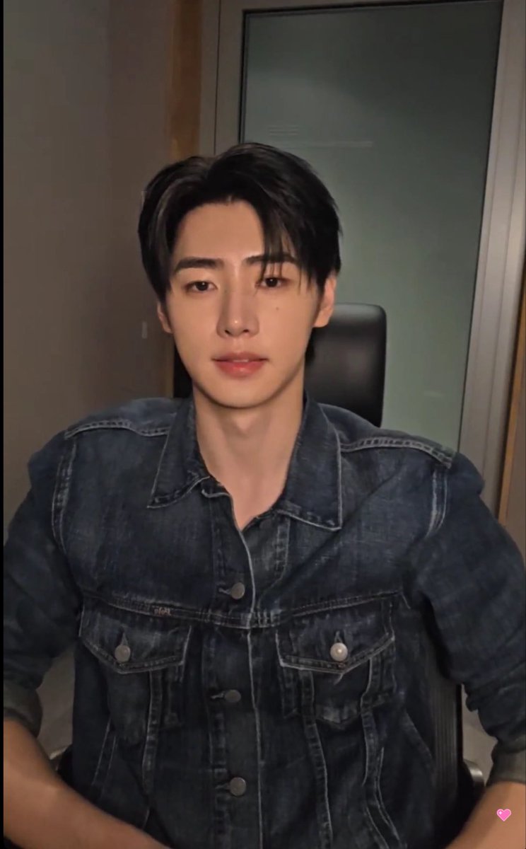 hoonsolons's tweet photo. sunghoon you look so fine today I'm really going crazy rn https://t.co/GBm7HYEzK4