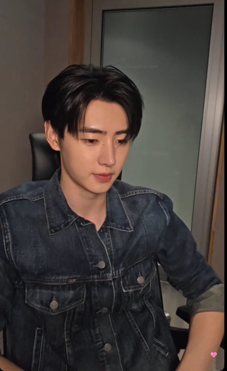 hoonsolons's tweet photo. sunghoon you look so fine today I'm really going crazy rn https://t.co/GBm7HYEzK4