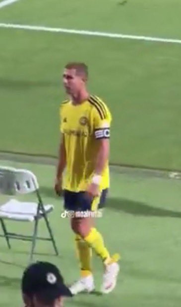 ArsuFCB's tweet photo. Other players are called "gamechanger/CLUTCH" because they step in the pitch and win games for their respective teams.

Then there is this guy who steps out of the pitch when his team is losing so they can finally function well and win games for him.

Pathetic😭 https://t.co/Bj4AoN63Cy