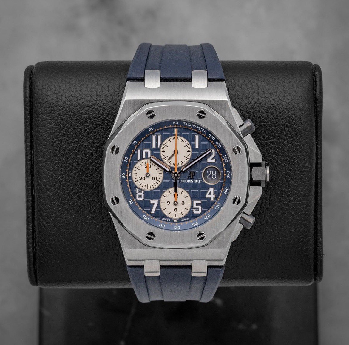 africanwatchboy's tweet photo. This is the Royal Oak Offshore — The Beast

Introduced in 1993.
Larger, sportier and more aggressive than the Royal Oak.
Often uses rubber, ceramic and bold colours.
Chronograph models are particularly popular.
Famous reference: 25721ST, the original Offshore. https://t.co/GG9Duda9sO