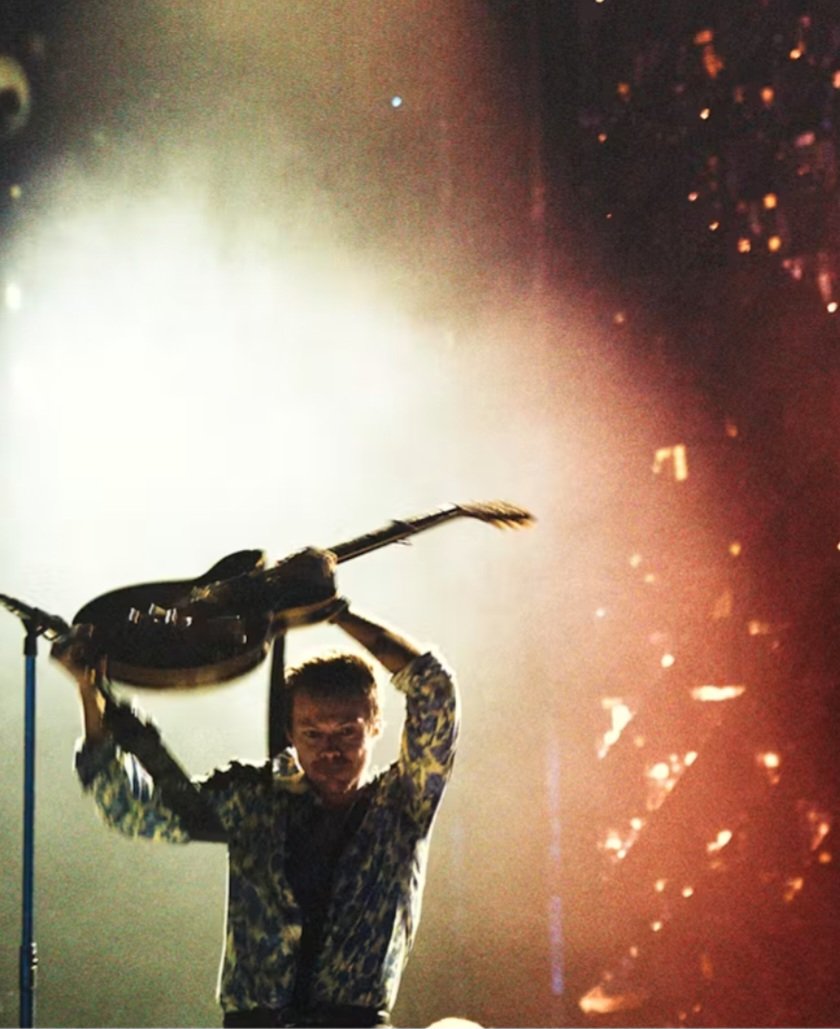 beathomas61's tweet photo. I love that they chose 4 pics from NT 12 at Wembley when Harry wore that blue and green floral shirt. That was loud and that is a choice and H approved it. I love that so much.π€ππ₯²πππ³οΈβππ€#FreeLarry https://t.co/zuPhkP28UP