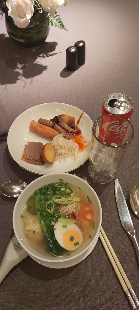DigitTrad2407's tweet photo. 🍜 **Buffet Trưa Đong Đầy** 😋
Bàn tiệc buffet trưa bày ra trước mắt 🍽️
Nước dùng phở cuốn hút vị đậm đà 🍲
Hành lá xanh cùng trứng luộc cắt đôi 🥚
Món ăn kèm xúc xích với chả giò 🥢
Thịt nguội thái, lon Coca mát lạnh 🥤
#BuffetTrua #AmThuc #MonNgon #AnTrua #Foodie #Phở