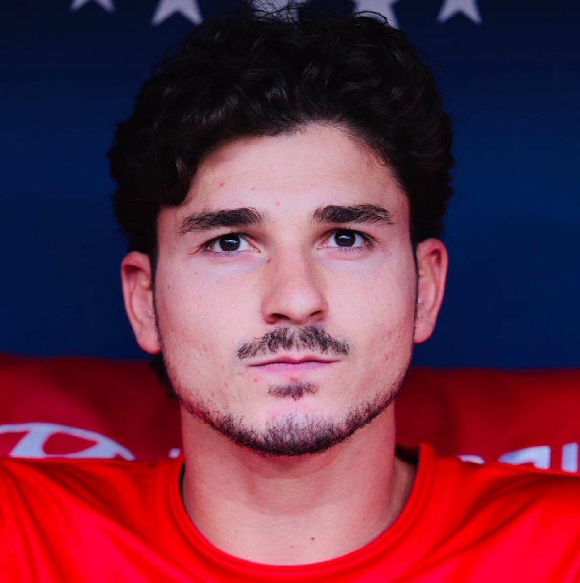 TouchlineX's tweet photo. 🚨 𝗕𝗥𝗘𝗔𝗞𝗜𝗡𝗚: Atlético Madrid want €150M for Julian Alvarez.

They are willing to sell him to every club EXCEPT BARCELONA.

— @gastonedul https://t.co/cBv9mX5nqG