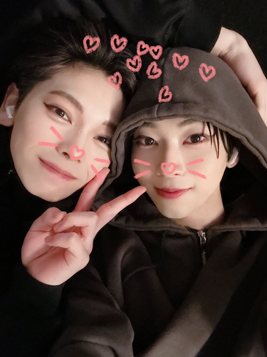 __itsuki0916's tweet photo. #テニミュ
マチネ公演ありがとうございました🫰🫰

りゅたくんと休憩中 https://t.co/ZceZyT2TAA