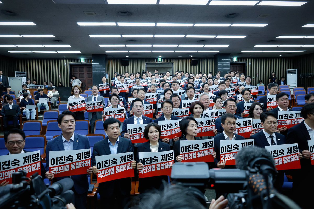 mshan1514's tweet photo. 5·18 민주화운동을 왜곡하고 폄훼한 이진숙 씨에 대한 제명 촉구 결의안이 오늘 국회 본회의를 통과했습니다. 국민의힘은 끝내 표결에 참여하지 않았고, 더불어민주당을 비롯한 범여권 의원들의 표만으로 결의안이 처리됐습니다.

이진숙 씨는 국회에서 5·18 역사왜곡 토론회를 강행하고도 "내가 중대 범죄를 저질렀느냐"며 반성은커녕 표현의 자유 운운하며 버텨왔습니다. 5.18 정신을 모독하고 역사적 사실을 정면으로 왜곡한 사람이 국회의원 자리에 앉아 있을 자격은 없습니다.

오늘 결의안 통과는 국회가 이를 더는 묵과하지 않겠다는 분명한 경고입니다. 그럼에도 국민의힘은 이진숙 씨 감싸기에 급급해 표결 자체를 보이콧했습니다.  5.18 정신을 계승하겠다던 말은 다 어디로 갔습니까. 국민의힘은 지금이라도 이진숙 씨 감싸기를 멈추고 국회의 결정에 승복하기 바랍니다.

다만 오늘 통과된 결의안은 강제력이 없는 촉구안입니다. 실제 제명을 위해서는 윤리특별위원회 구성과 본회의 재적의원 3분의 2 이상 찬성이 필요합니다. 저 한민수는 윤리특위가 조속히 구성되어 이진숙 씨에 대한 징계 심사가 실질적으로 이뤄질 수 있도록 끝까지 챙기겠습니다.