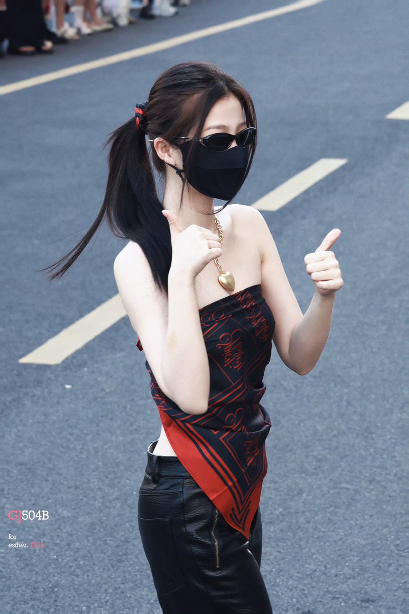 nianxiangsi's tweet photo. 260826 | #长生骨 filming day 57

He Pan going to work today, she looks so good in that scarf top 🖤❤️

© GJ504B丨虞书欣 on weibo

#YuShuxin #虞书欣 #念相思 #LoveInTheShell https://t.co/APMQml8wLj