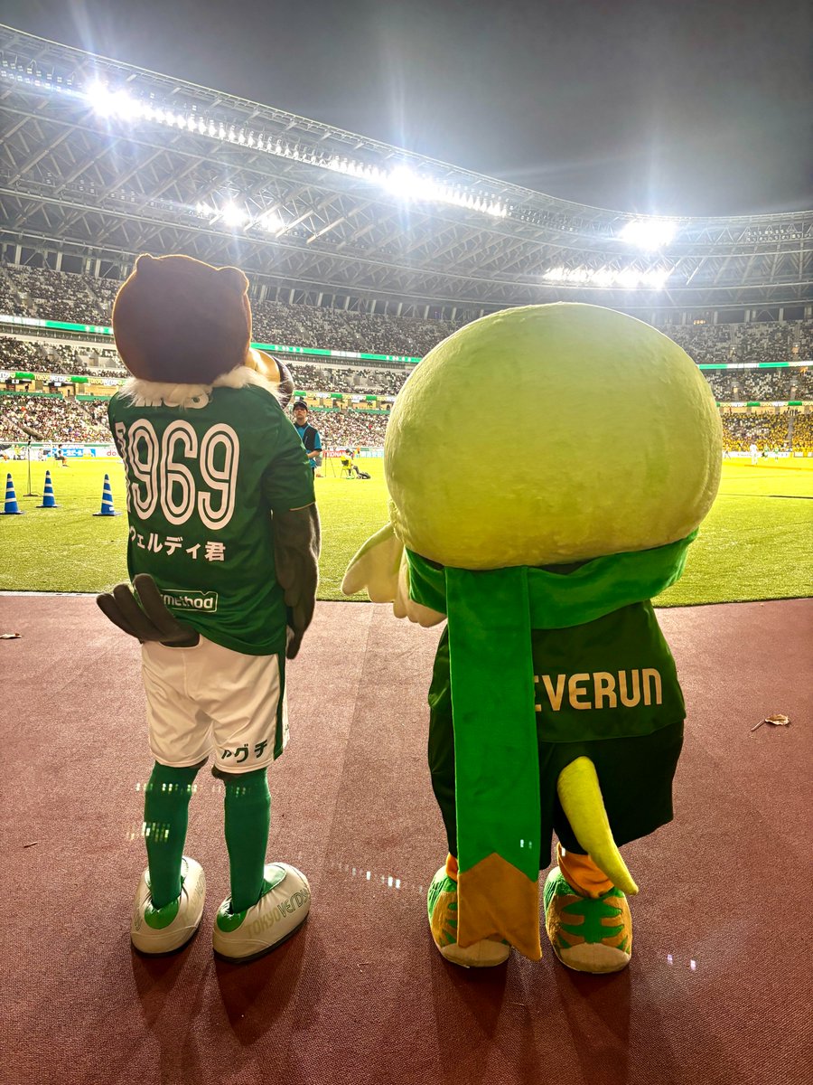 reverun_verdy's tweet photo. このまえのMUFGスタジアムでのおしゃしんだルン💚MUFGスタジアムはとってもひろくて、まいごになりそうになルンだ！
はっぴもきれて、ピッチをいっしゅうグルンとまわれてたのしかったルン💚
#verdy  
#東京ヴェルディ　
#リヴェルン　
#MUFGスタジアム https://t.co/hdb8lX8XWB