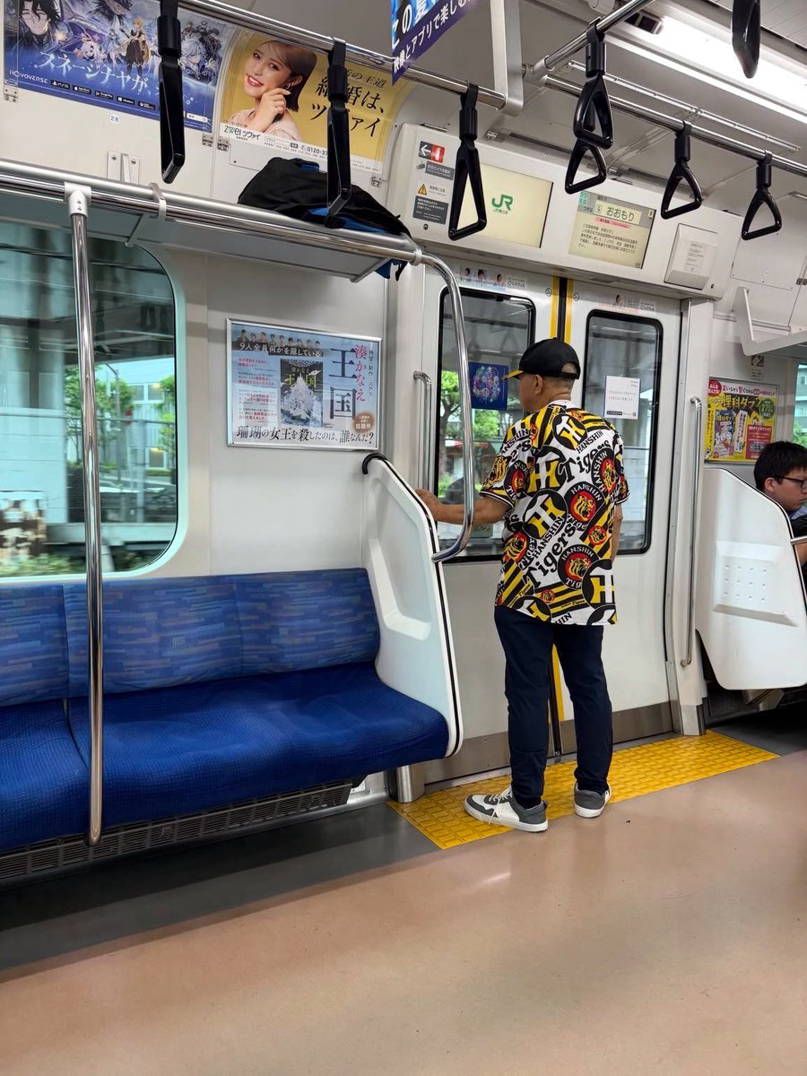 PeluchePanda's tweet photo. 目の前に阪神タイガースファンらしき
かわいいおっちゃんが居た。
しかも大阪ではなく東京でww
今日、試合でもあるのかな？朝の8:30だよ… https://t.co/xn7TT1hLFl