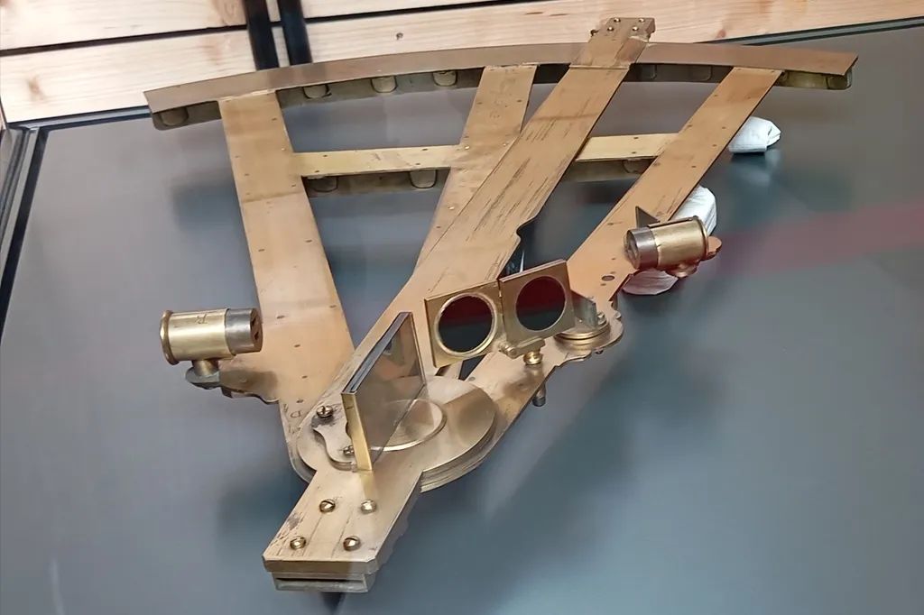 palaisdecouvert's tweet photo. 💡 Vous avez quelques minutes avant le début de votre médiation scientifique aux Étincelles ? Profitez-en pour découvrir trois instruments exposés sous vitrine, dans le hall : un octant, un cadran solaire et un astrolabe ➡️  https://t.co/0yyt94a78b https://t.co/5Q6itjHzEn