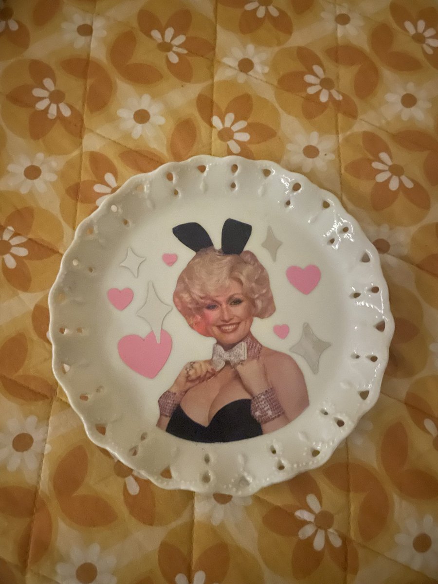 WindsorBeaver's tweet photo. But do ya’ll have a Dolly plate? https://t.co/Bi498HKY8t