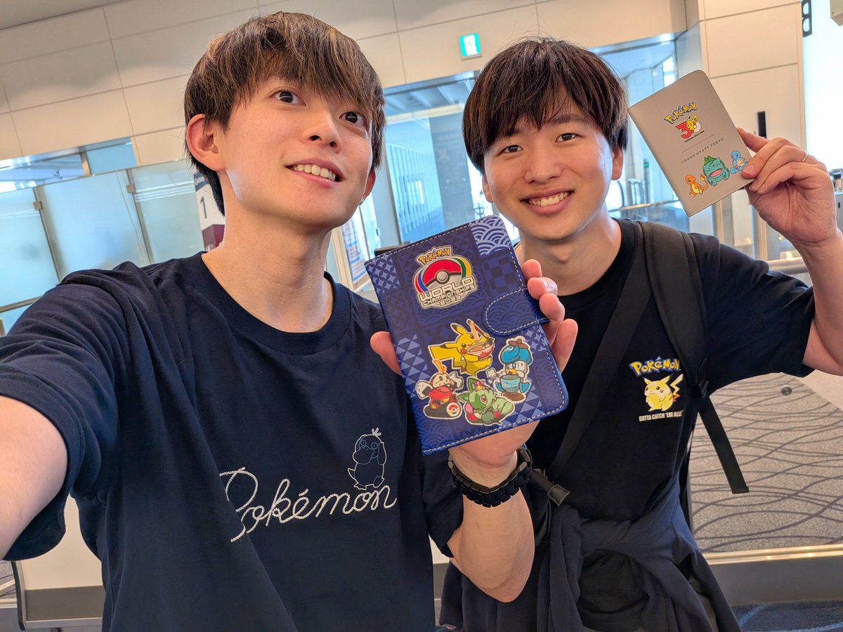 ryogomatsumaru's tweet photo. 【重大発表🎖️】

今年のポケモン世界大会は、
僕が実況を務めさせていただきます…！🎉

大会は8/28〜30までの3日間！これから現地のアメリカ・サンフランシスコへ行ってきます🛫

ポケカ愛を込めて分かりやすく実況できるように頑張るので、配信お楽しみに…！！ https://t.co/YJgZeSqiDc