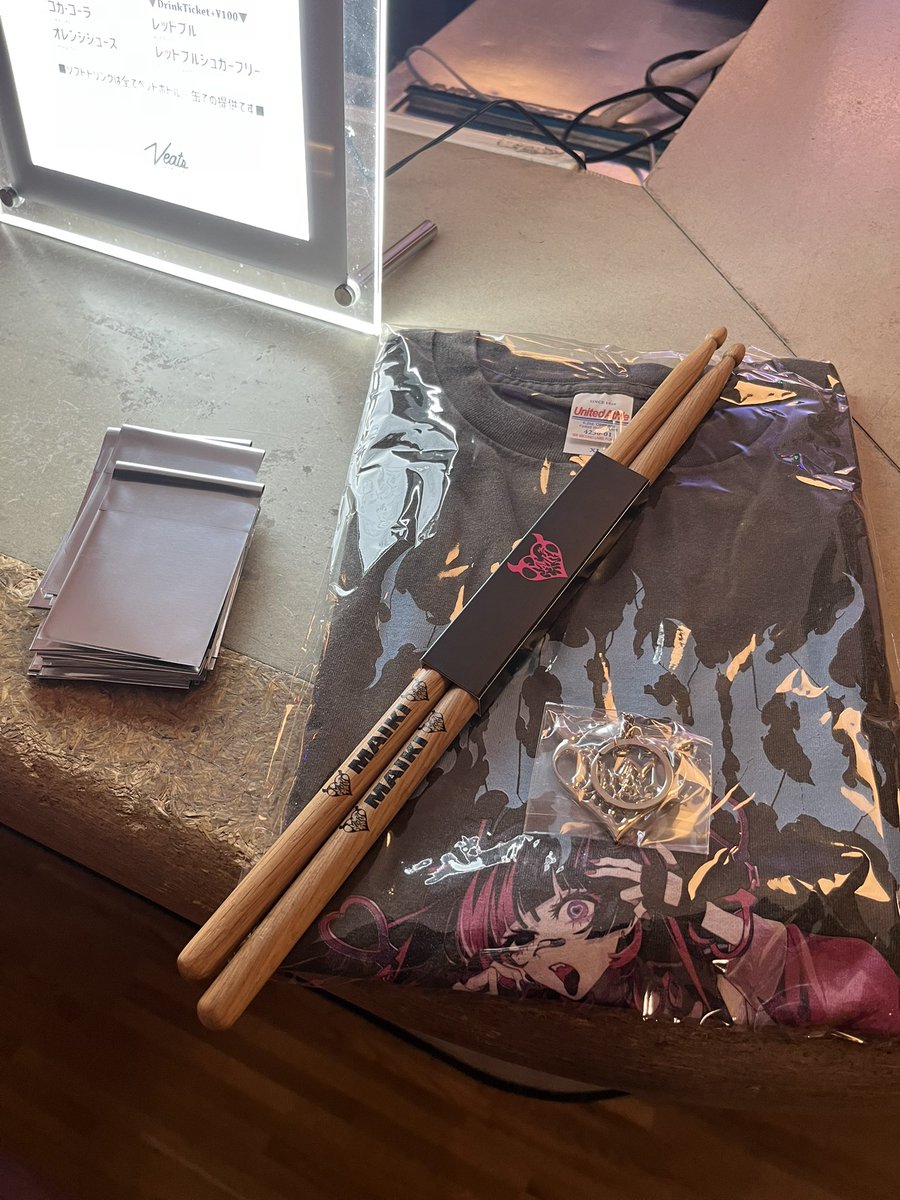 spotedrum's tweet photo. マイキさんワンマン着弾！！
物販が全体的にアツい
Tシャツは地雷系っぽい派手さがあってカッコいいし、スティックはドラマー念願のすぎる
#マイキ #マイキP https://t.co/JLLaO34e6Y