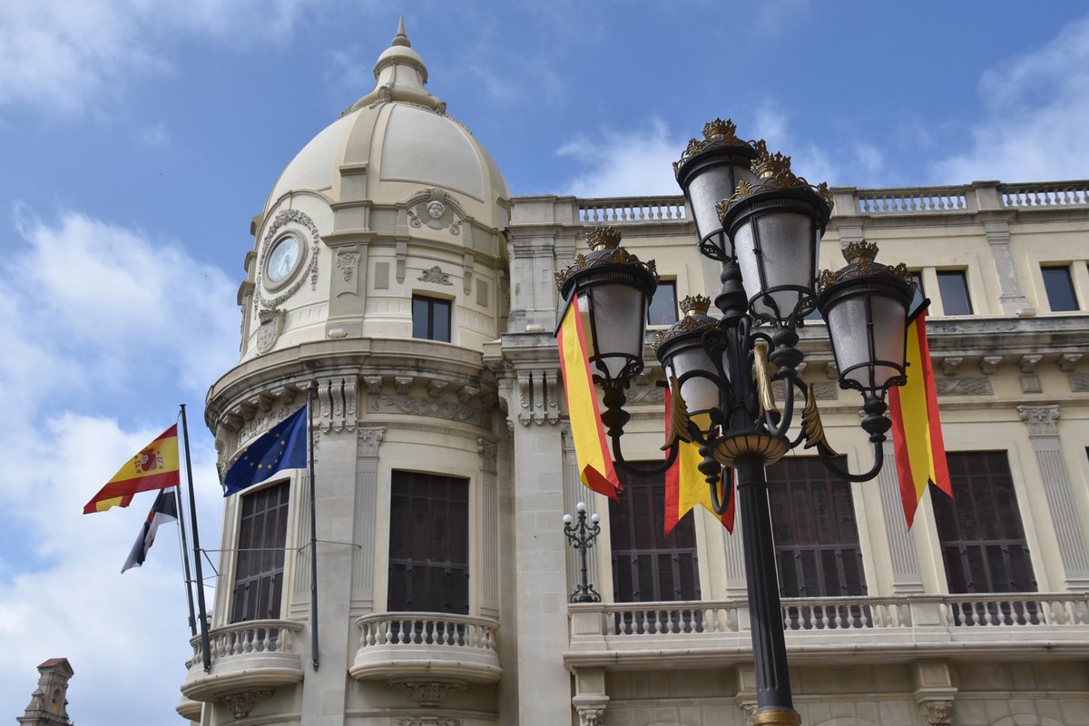 ElFarodeCeuta's tweet photo. 🗞️ Breves El Faro 

Los trabajadores de la Ciudad Autónoma han decidido, a partir de hoy miércoles, guardar un minuto de silencio a las 12:00 horas en la Puerta del Palacio de la Asamblea mientras persista la grave situación por la que atraviesa la Ciudad tras la entrada masiva de los días 30 y 31 de julio por la frontera.

#Ceuta