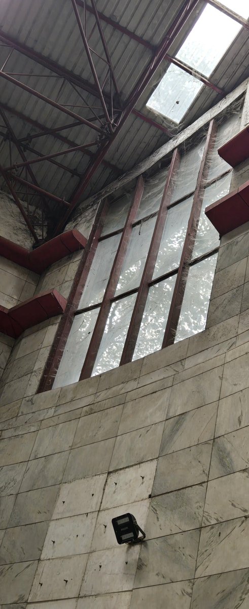 Thesolospatula's tweet photo. Kashmiri gate metro station . Really needs cleaning.  It look like a haunted house. @OfficialDMRC https://t.co/adfrtIFwjY