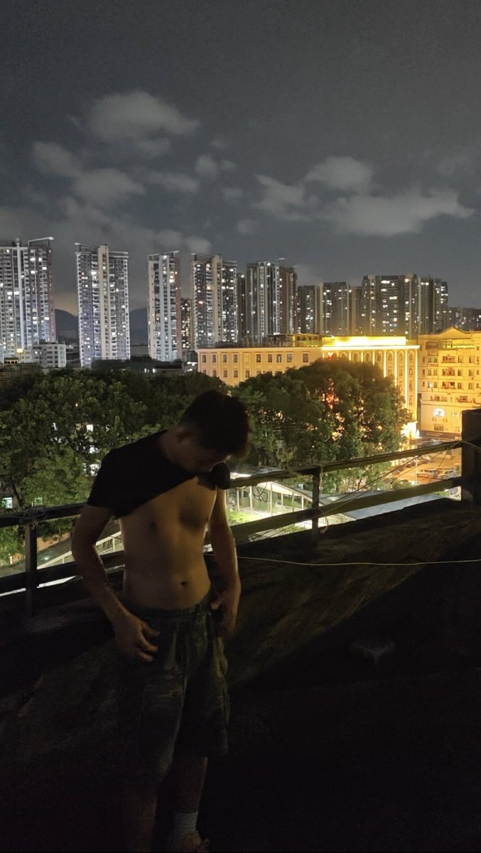 Zuye490929's tweet photo. 天台乘凉

#exibitionism #天体 #暴露 #cruising #publicfun #户外 https://t.co/CzBgJ1DTuy