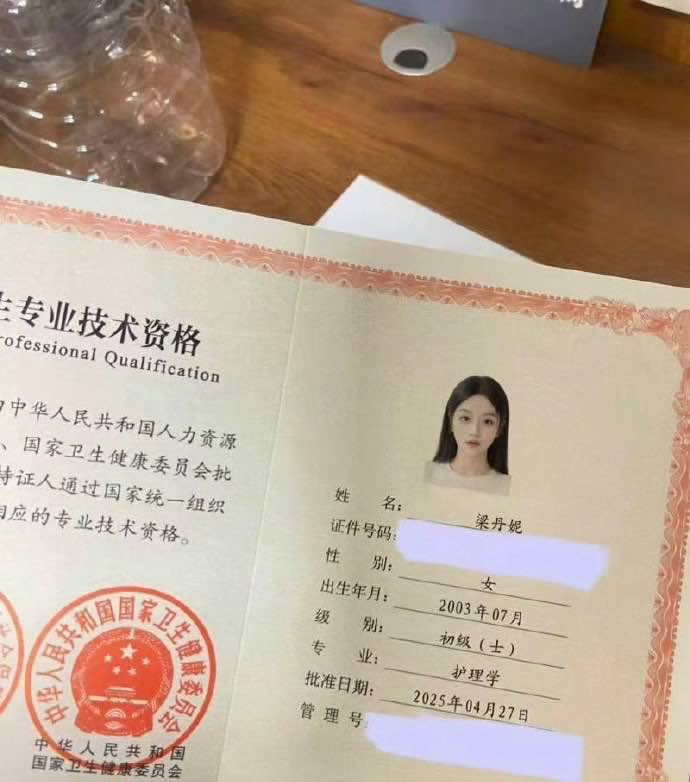 vdDN2MBkJC12911's tweet photo. 医护生彻底放飞！                                                           

谁要锐评护士的福照🥰 https://t.co/9r9Im9s8zD