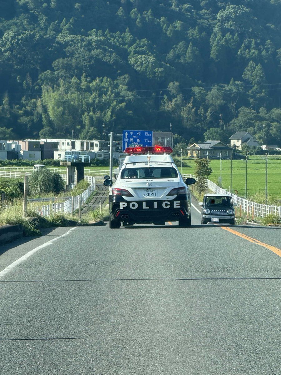 NPA_saigaiKOHO's tweet photo. 一たびパトカーに乗れば、拠点を出発して戻るまでの全てがパトロールです。写真は、警視庁の特別自動車警ら部隊がパトロールに出発した様子です。
ルーフに記された数字に誇りを持ち、目的地に向かう道中でも、警戒心は緩めません！
#令和８年熊本地震 #警視庁 https://t.co/uHsBMSyREm