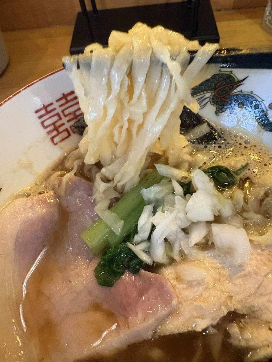 gaugaow's tweet photo. 煮干そば  平八

煮干のエグミとニガミは残しつつ
全体的にマイルドな仕上がり。

そして、
自家製のピロピロ麺。
柔らかめで啜り心地抜群、
これまた、
平八サンらしさを楽しめる一杯！
#エグニガショッパー https://t.co/qGLYzmaFl9