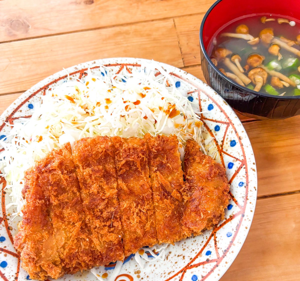 128corner's tweet photo. 今日のお昼は大きなとんかつ定食
なめことオクラのスープ付きです
#おうちごはん https://t.co/kZPj7QjB1V