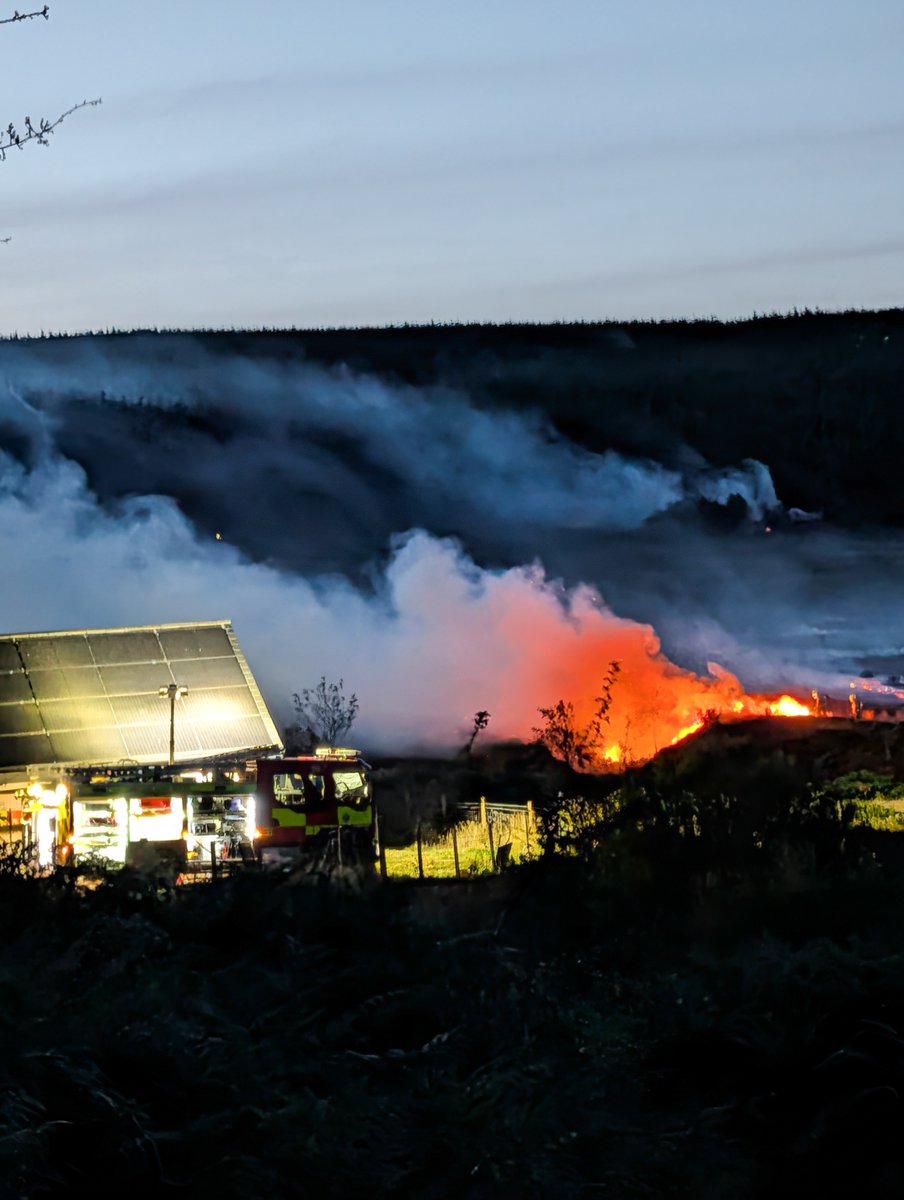 paul_steele's tweet photo. Been a rather mad couple of days.. wildfires getting rather close to the house. 
And the heroes that are the firefighters who are absolutely flat out and have been for weeks. 
All is currently safe 😅😅 https://t.co/ZrSN7MZWAo