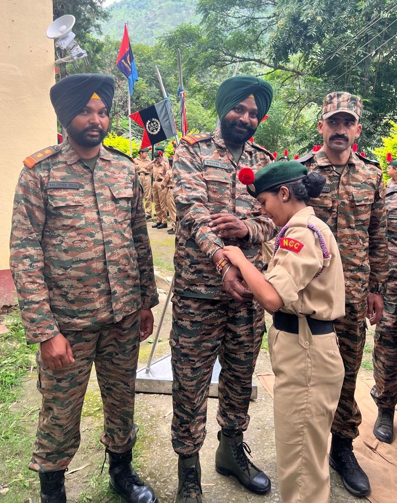 8hpbnncc's tweet photo. Rakshabandan Celebration @8HPBnNCCRampur A simple thread of silk, a lifelong promise of duty. Proud NCC cadets tying the bond of protection and gratitude on the wrists of our nation’s truest heroes—the Indian Army. 🇮🇳✨ #RakshaBandhan #IndianArmy #NCC  #ProudCadets #JaiHind https://t.co/TbJuUjdd24