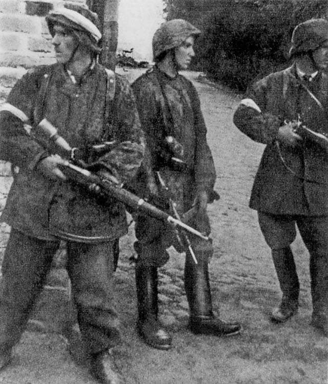 DobreImiePolski's tweet photo. 🇵🇱 8️⃣2️⃣ lata temu, 2️⃣6️⃣ sierpnia 1️⃣9️⃣4️⃣4️⃣ r., trwał 26. dzień Powstania Warszawskiego.

Żołnierze batalionów „Zośka” i „Czata 49” odbili dolne piętra Polskiej Wytwórni Papierów Wartościowych, jednego z najważniejszych punktów oporu na Starym Mieście.

Podczas walk przy ul. Senatorskiej 18 poległ radiowiec i poeta Juliusz Krzyżewski „Prus”, związany z powstańczą radiostacją „Błyskawica”.

Powstańcy nadal bronili barykad przy ulicach Miodowej i Świętojańskiej, a także pozycji w rejonie zrujnowanego ratusza oraz Banku Polskiego, odpierając kolejne niemieckie ataki.

🕯️ Pamiętamy.

#PowstanieWarszawskie #26Sierpnia #Zoska #Czata49 #PWPW #Blyskawica #Warszawa1944 #Pamietamy
